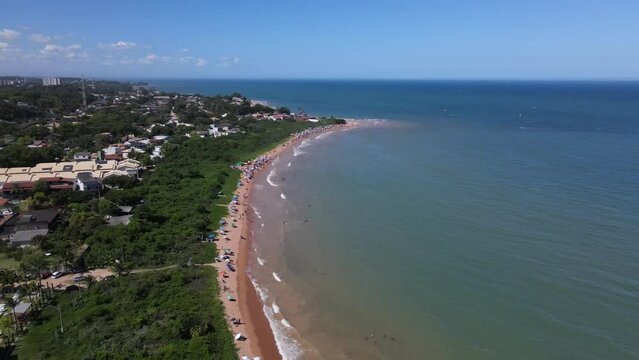 Imagem aérea da Praia dos Fachos na cidade da Serra no litoral do estado do Espírito Santo. Costa tropical com mata atlântica do Brasil.