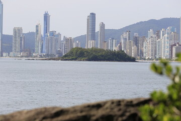 Balne&aacute;rio Cambori&uacute; City skyline from the river
