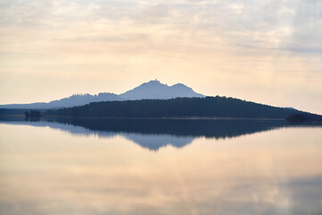 Machovo Jezero lake with the Bezdez castle in the morning