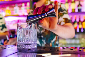 man hand bartender making cocktail in glass on the bar counter