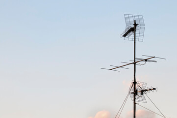 Antenna televisiva italiana con sfondo di cielo al tramonto