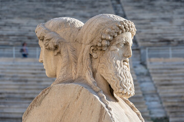 Hermes , doppelgesichtige Statue im Olympiastadion, Athen, Griechenland