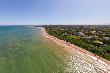 Imagem aérea da Praia dos Fachos na cidade da Serra no litoral do estado do Espírito Santo. Costa tropical com mata atlântica do Brasil.