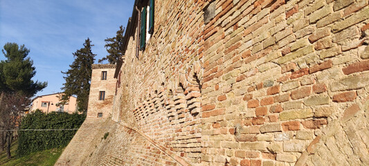 Mura di cinta di antico borgo medievale marchigiano