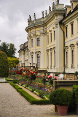 Fototapeta na wymiar Residenzschloss Ludwigsburg Parkseite mit blühender Bepflanzung