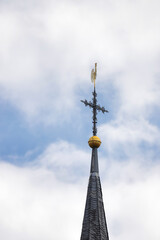 Zons Kirchturmspitze vor bewölktem Himmel in der Altstadt