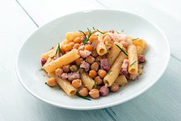 Piatto di saporita pasta con ceci e pancetta, cibo italiano 