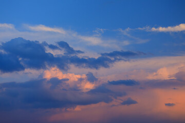 Obraz premium Sky at sunset. Sunlit sky and pink clouds