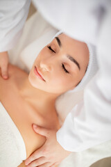 Obraz na płótnie Canvas Spa Treatment. Beautiful Indian Woman Getting Shoulder Massage By Professional Masseur