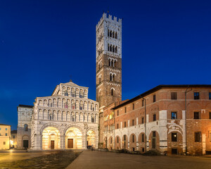 Lucca cathedral during the blue hour - obrazy, fototapety, plakaty
