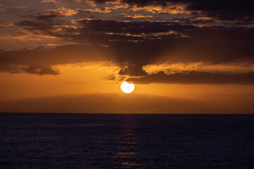 Sol poniendo por el horizonte