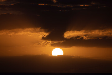 Fototapeta na wymiar Sol poniendo por el horizonte