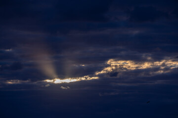 Naklejka na ściany i meble Rayos de luz entre las nubes