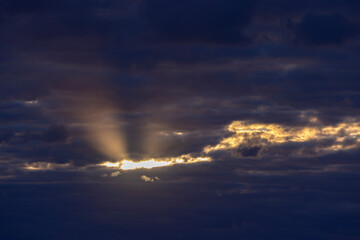 Fototapeta na wymiar Rayos de luz entre las nubes