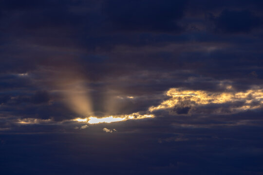 Rayos de luz entre las nubes © Sergio Capture