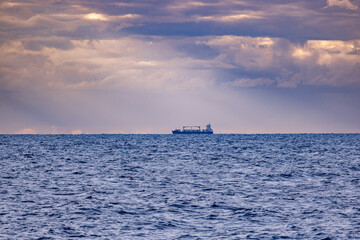 Fototapeta na wymiar Barco en el horizonte