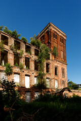 Obraz premium Red brick facade of an abandoned factory.