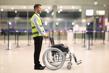 Obraz premium Male assitance worker at the airport with a wheelchair