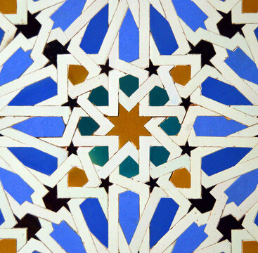 Alicatado a partir de una estrella de ocho puntas. Geometr&iacute;a y color. Azulejos de Al Andalus en el Alc&aacute;zar de Sevilla, Andaluc&iacute;a, Espa&ntilde;a.