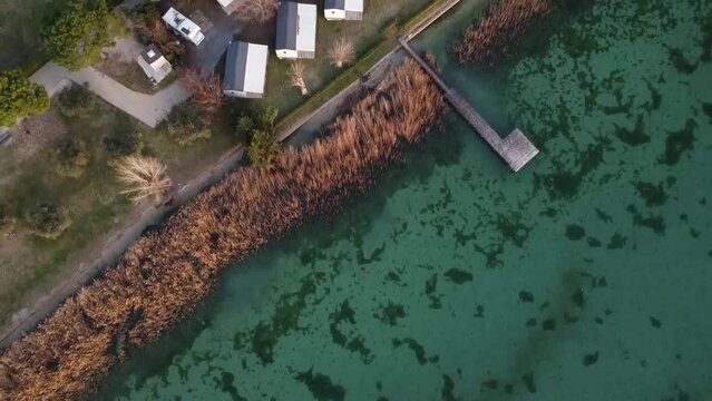 Lago di Garda con skate park filmato dal alto