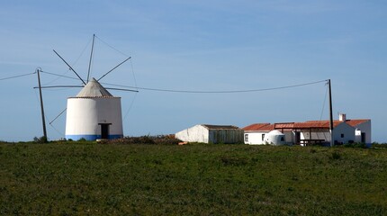 Fototapeta na wymiar Antiguo molino de viento en Rogil, Algarve
