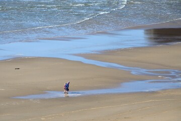 Jugando con las olas en Odeceixe, Portugal