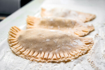 Fototapeta na wymiar Preparazione dei panzerotti fatti in casa, cibo italiano 