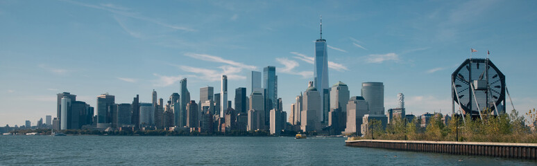 Obraz premium skyline with skyscrapers of Manhattan near Hudson river in New York City, banner.