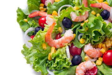 Insalata mediterranea fresca con lattuga, gamberetti, pomodorini, olive e mais