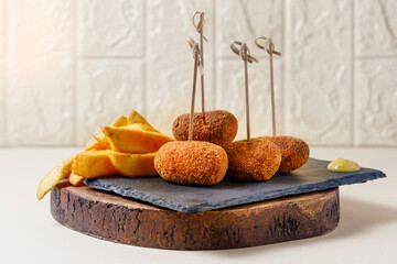 Snack of ham croquettes and chips