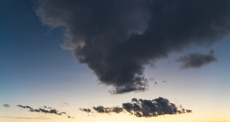 Obraz premium Beautiful orange bright sunset sky with dramatic clouds. Sunset sky background.