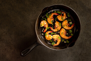 a cast iron skillet with gilled shrimp