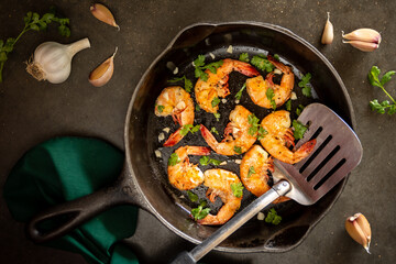 a cast iron skillet with gilled shrimp