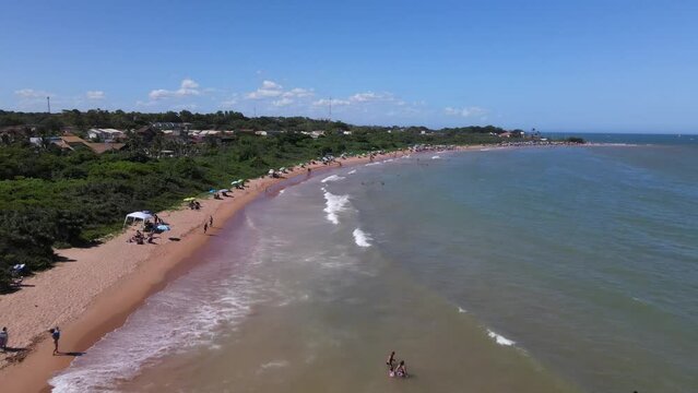  Imagem aérea da Praia dos Fachos na cidade da Serra no litoral do estado do Espírito Santo. Costa tropical com mata atlântica do Brasil.
