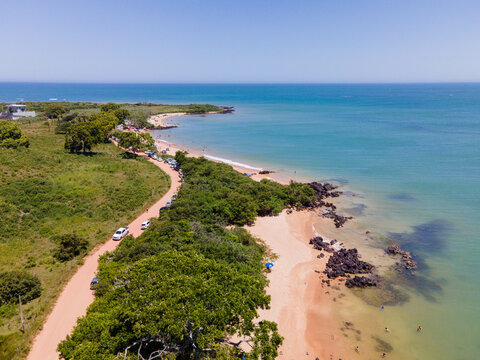 Imagem aérea de Castelhanos e da Praia da Boca da Baleia na cidade da Anchieta no litoral do estado do Espírito Santo. Costa tropical e turística com mata atlântica do Brasil.