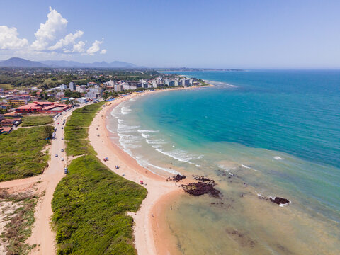 Imagem aérea de Castelhanos e da Praia da Boca da Baleia na cidade da Anchieta no litoral do estado do Espírito Santo. Costa tropical e turística com mata atlântica do Brasil.