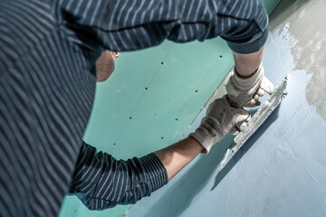 insulation of a concrete wall against moisture with the use of a trowel