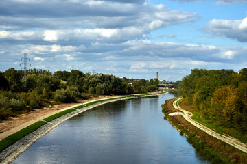 Fototapeta na wymiar sandy road and trees on the river Warta in the city of Poznan