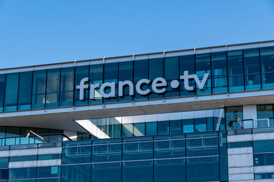 Paris, France - 6 f&eacute;vrier 2023: Enseigne "france.tv" sur la fa&ccedil;ade du si&egrave;ge social de France T&eacute;l&eacute;visions, soci&eacute;t&eacute; nationale de programme qui g&egrave;re les activit&eacute;s de la t&eacute;l&eacute;vision publique en France