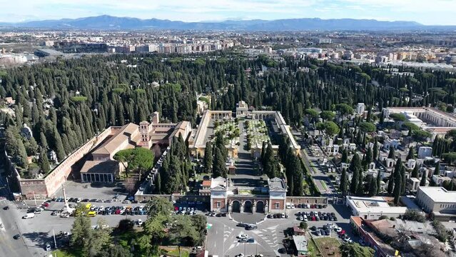 Il cimitero Verano di Roma, Italia.
Vista aerea con drone del cimitero.