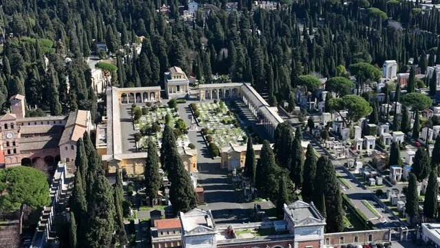 Il cimitero Verano di Roma, Italia.
Vista aerea con drone del cimitero.