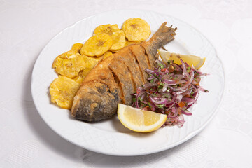 Dorada con platano frito