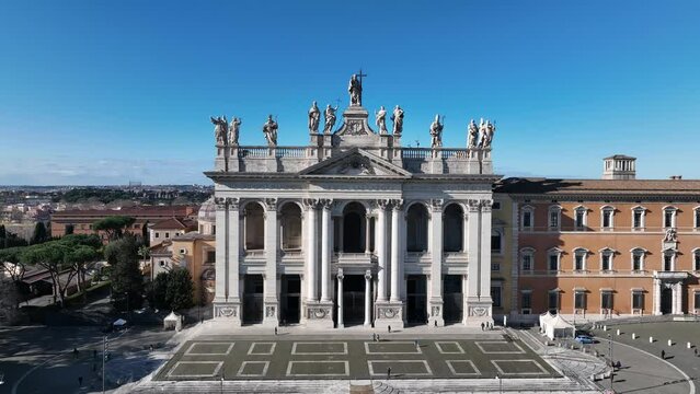 Roma - The facade of St. John Lateran basilica (Basilica di San Giovanni in Laterano) 
Vista aerea della facciata della basilica con le statue dei santi