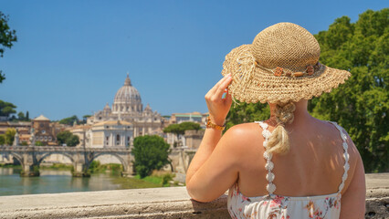Auf dem Ponte Umberte mit Blick auf den Vatikan und den Petersdom im Sommer am Tiber in Italien,...
