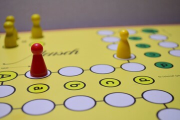 Mensch ärgere dich nicht - Spiel ~ Figuren - rot gelb