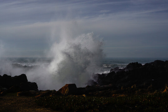 Ocean wave crashing in the cliff