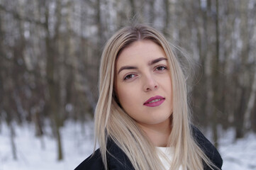 Naturalny portret kobiety o włosach blond zimową porą na świeżym powietrzu. - obrazy, fototapety, plakaty