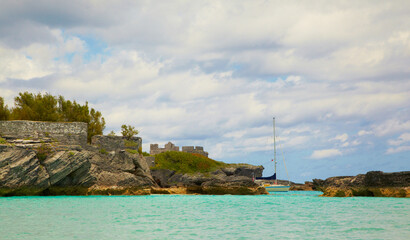 Naklejka premium rocks by a beach in a tropical setting