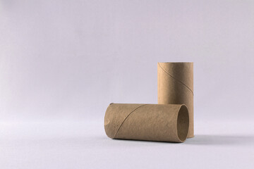 tubos vacios de papel higénico en fondo blanco