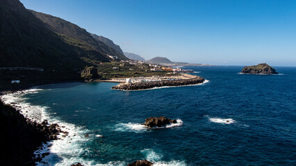 Die Atlantikküste und der Yachthafen vor der Stadt Garachico auf der Kanareninsel Teneriffa.